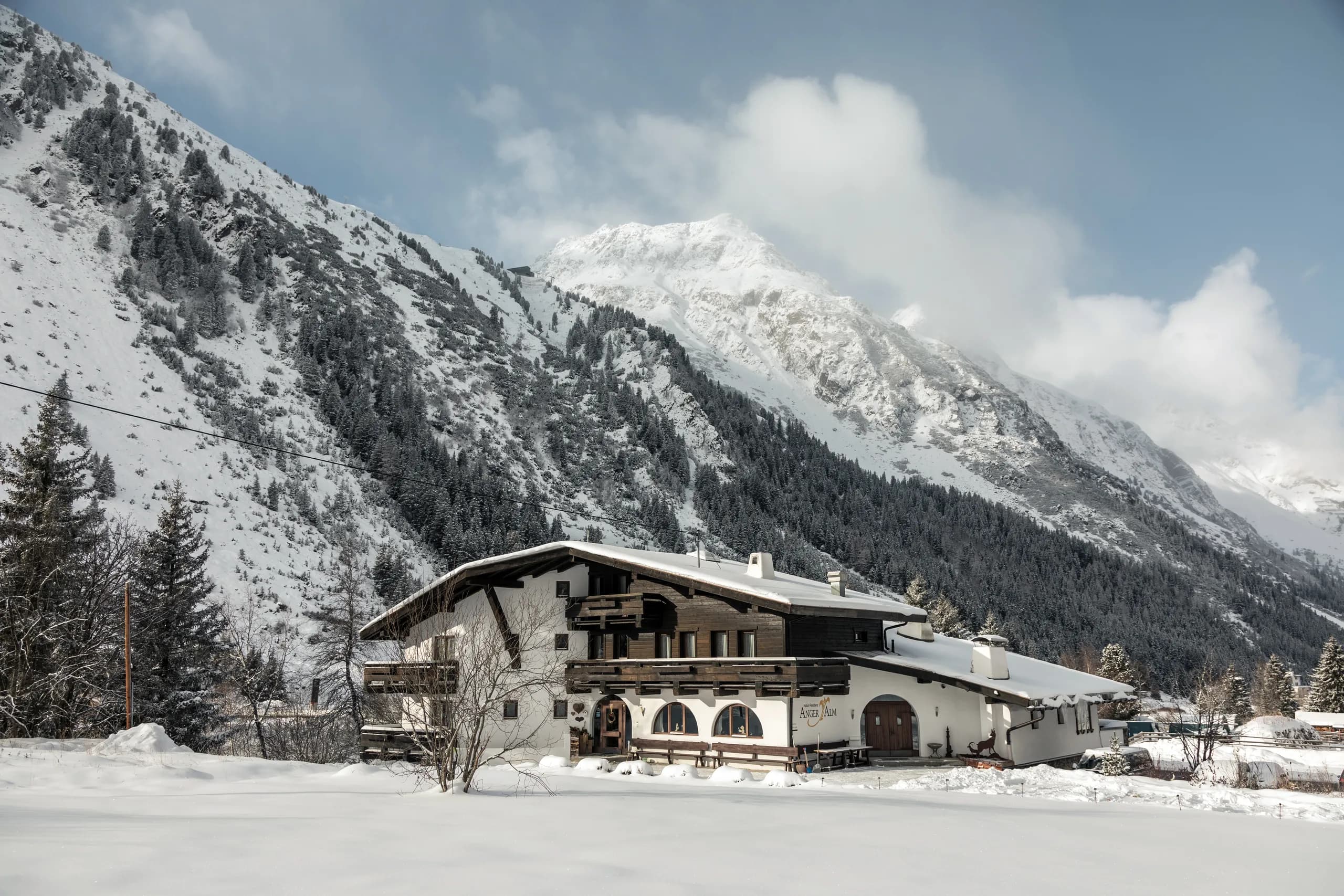 Blick auf die Natur Residenz Anger Alm vor blauem Winterhimmel