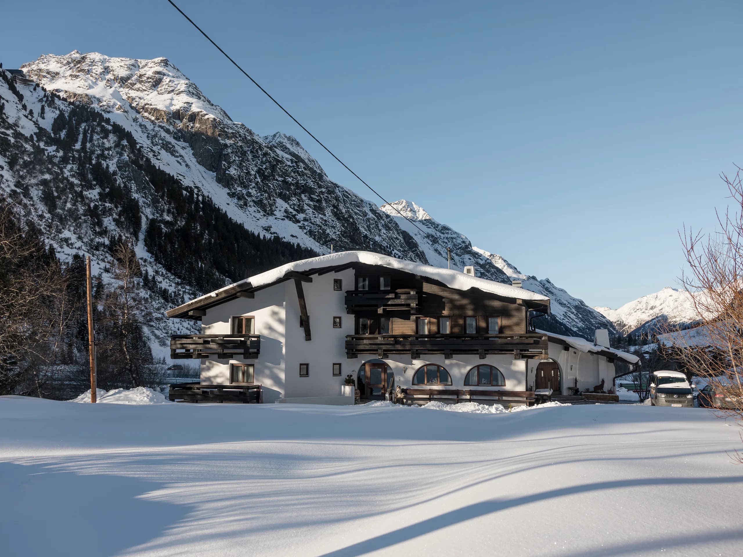 Die Natur Residenz Anger Alm im tief verschneiten Pitztal