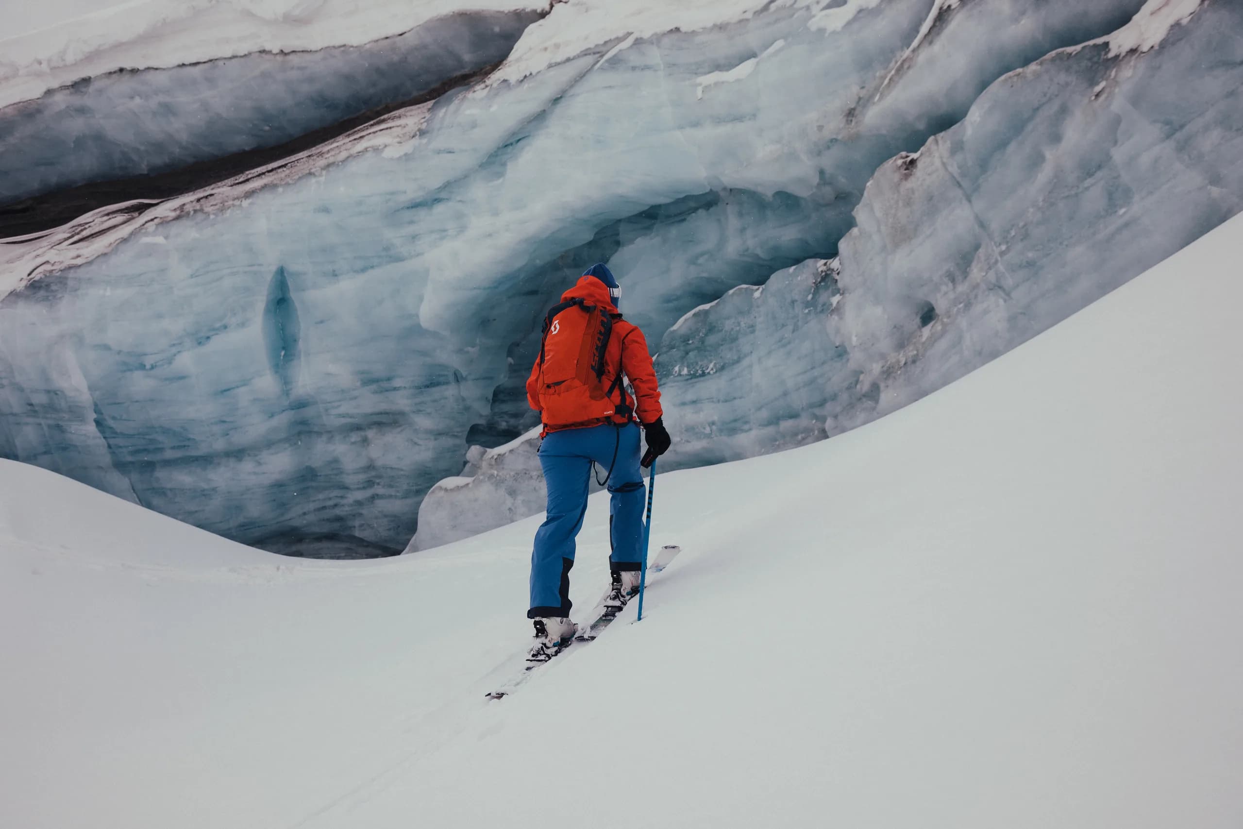 Skifahrer erkundet die winterliche Bergwelt bei der Natur Residenz Anger Alm