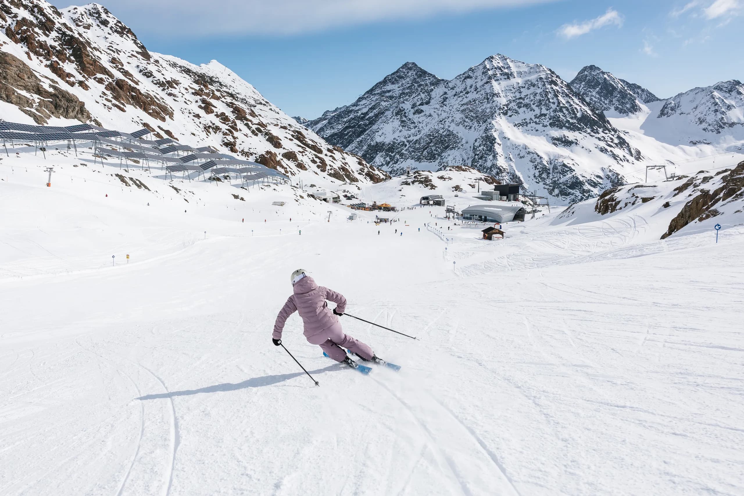 Skifahrerin bei einer Kurve auf der Gletscherpiste